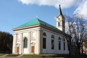 Skiljer sig från de flesta polska katolska kyrkor, då den är byggd i modern stil