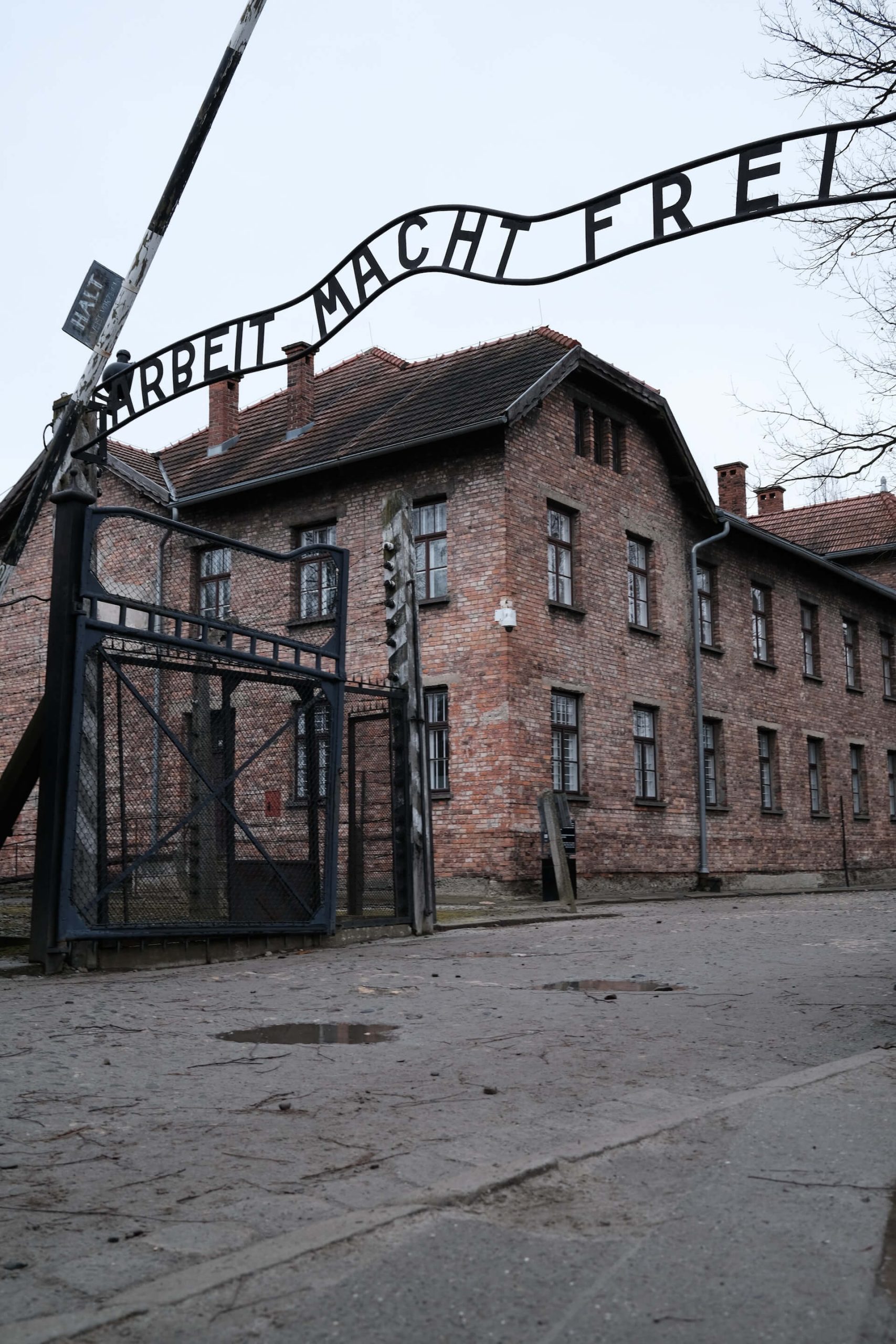 Bild på ingången till Auschwitz-Birkenau.