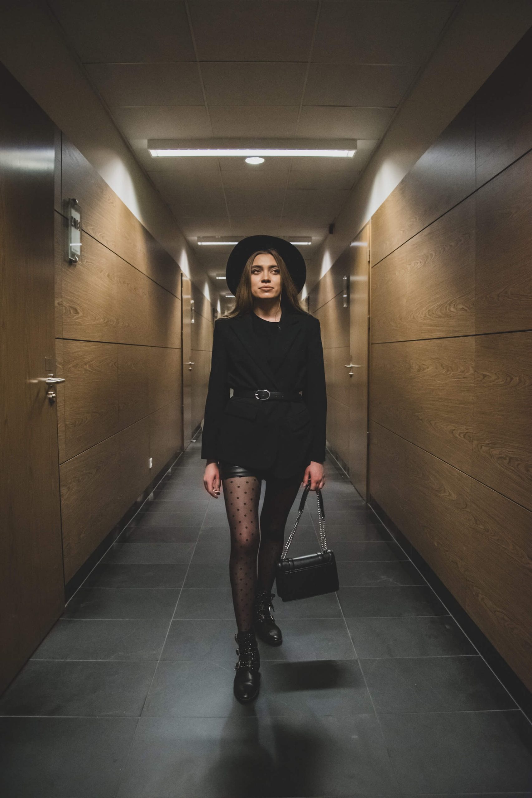 Kvinna som går i korridor på ett hotell i Poznan.